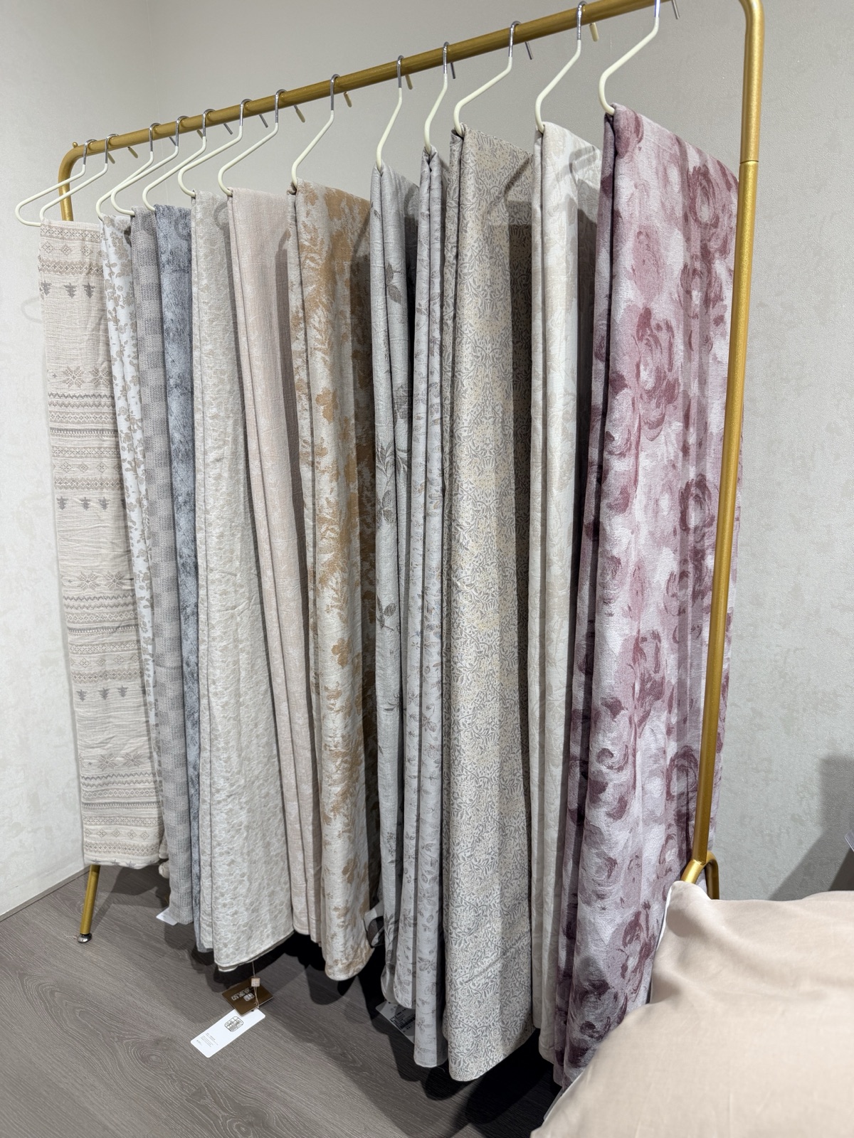 七彩家纺石狮总部展厅面料花型展示架