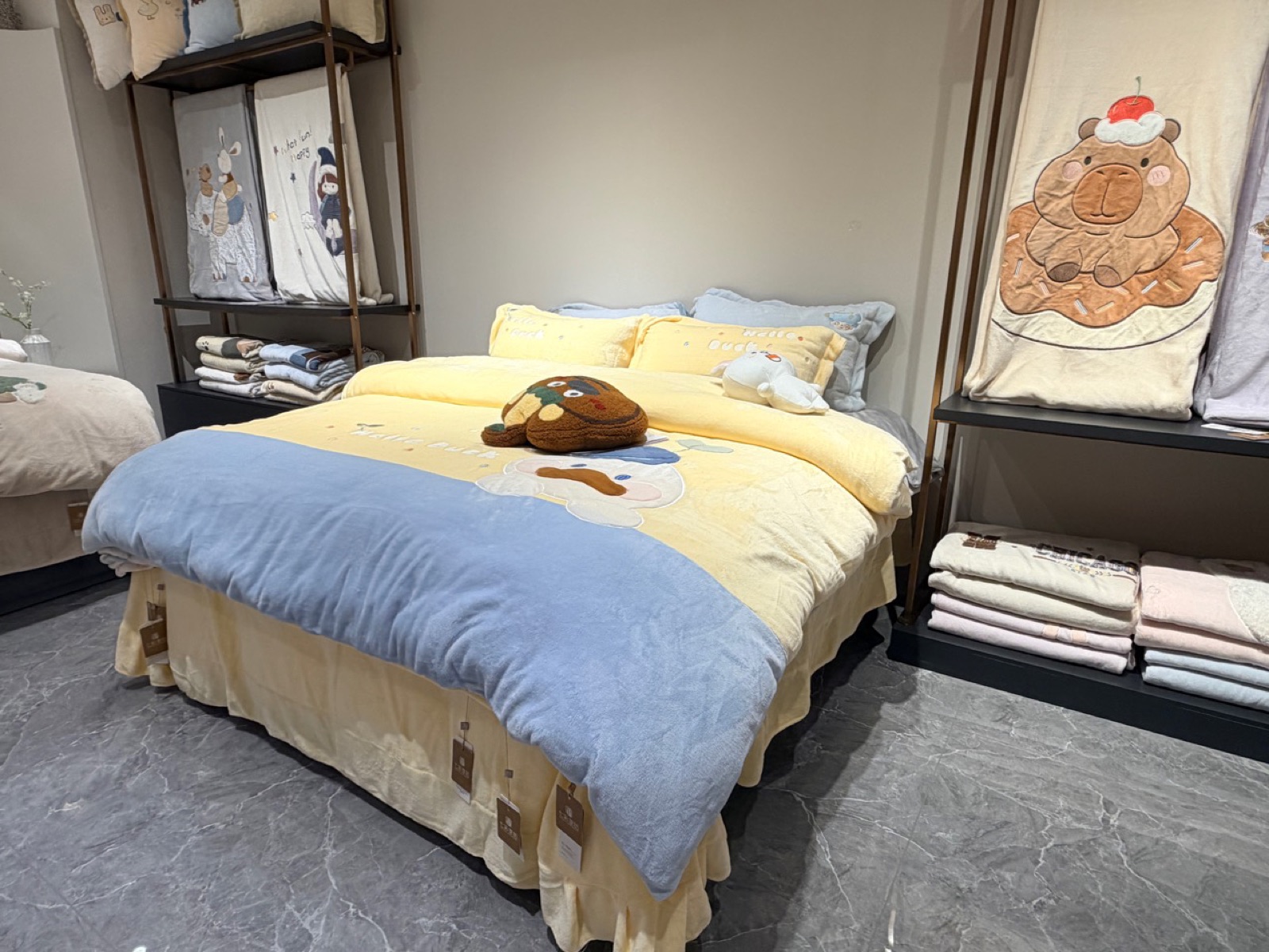 七彩家纺石狮总部展厅儿童床品展示区
